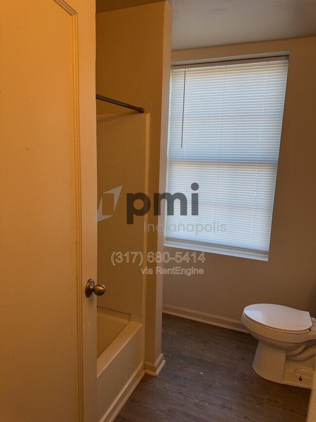 Building Photo - 1 W 28th St