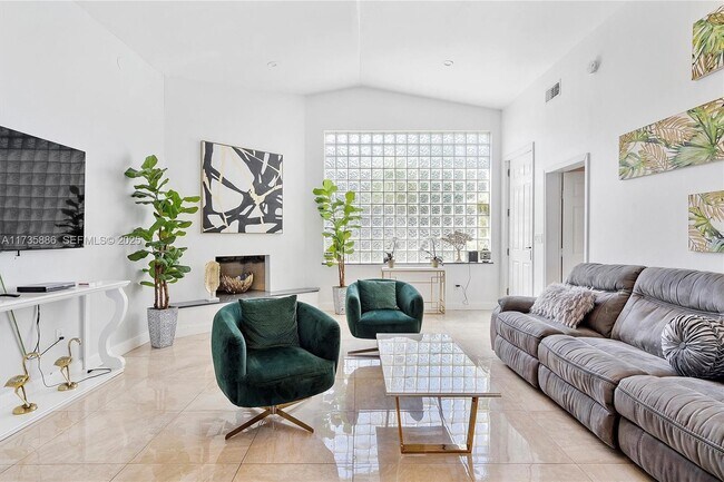 Building Photo - 2541 NE 195th St