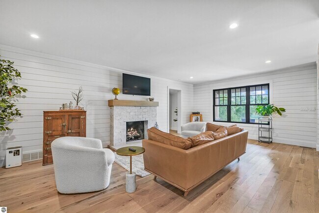 Building Photo - 7320 Peninsula Dr