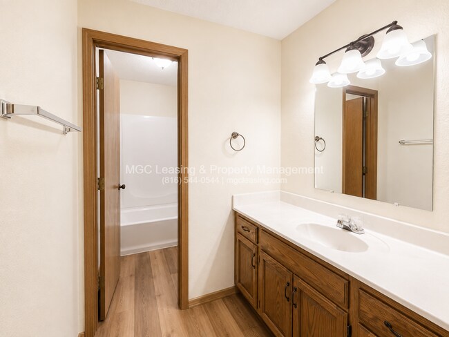Building Photo - 3557-3563 NE Independence Cir
