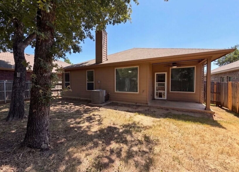 Building Photo - 1008 Edgewater Dr