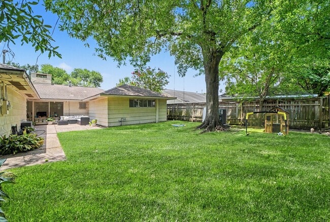 Building Photo - 6267 Chevy Chase Dr