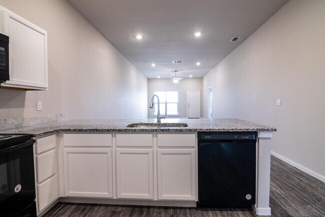 Building Photo - 2118 Langford Ave