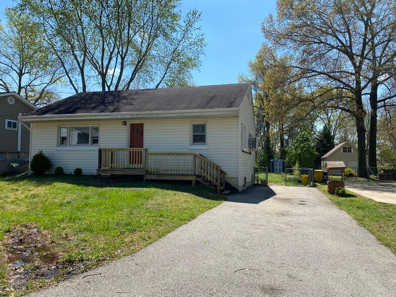 Paved Driveway/Fenced Yard - 911 Dogwood Rd