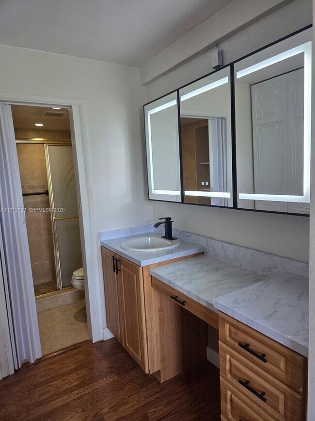 Building Photo - 3750 Inverrary Dr