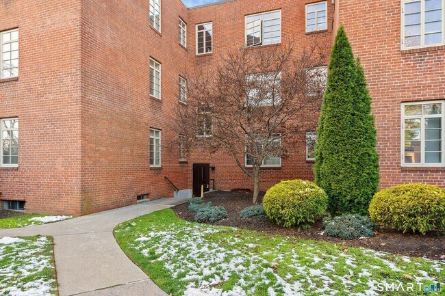 Building Photo - 20 Outlook Ave