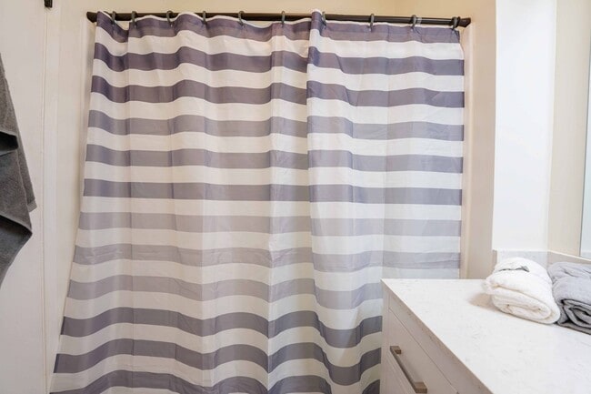 Building Photo - Gated Community 2 Bedroom 2 Bath Condo