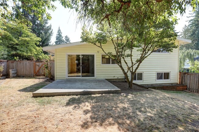 Building Photo - Lovely 4BR 1.75BA Bellevue Tri-Level Home