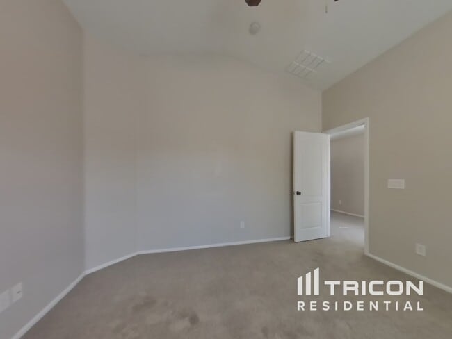 Building Photo - 40059 W Thornberry Ln