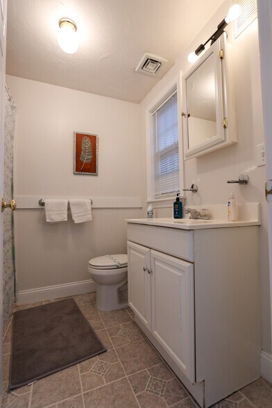 Building Photo - 33 Jay St