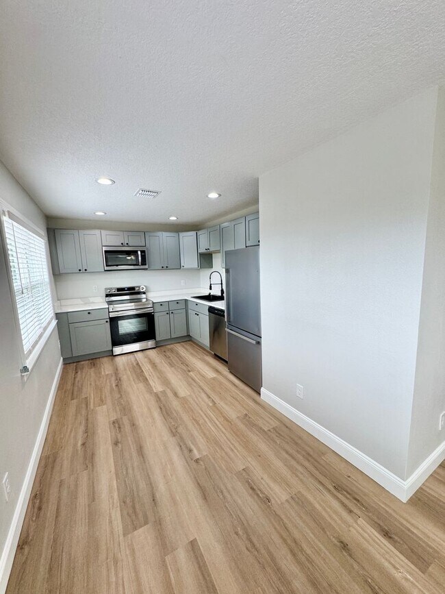 Building Photo - Beautifully Renovated 2-Bed/1-Bath Upstair...