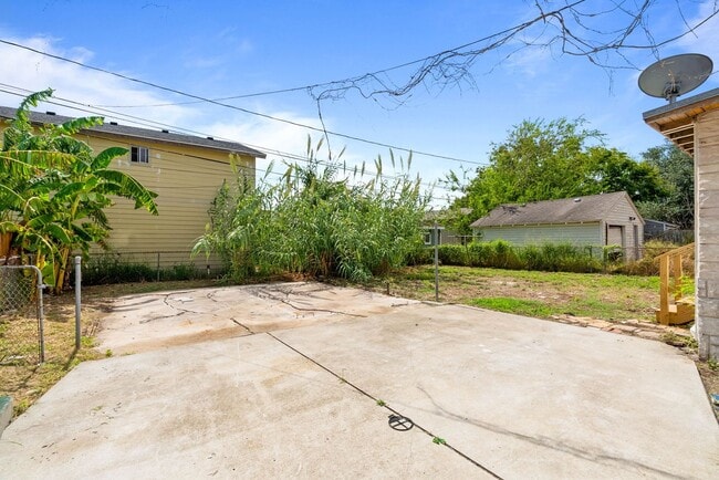 Building Photo - Remodeled 3 Bedroom 2 Bath Home