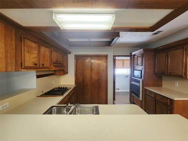 Building Photo - 15006 Yorktown Colony Dr