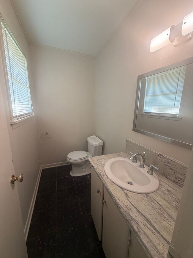 Building Photo - 717 Alice Dr