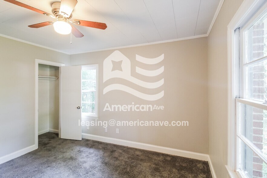 Building Photo - 136 Evergreen St