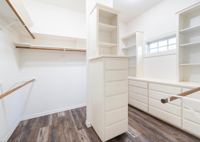 Building Photo - 585 E Chesapeake Cir