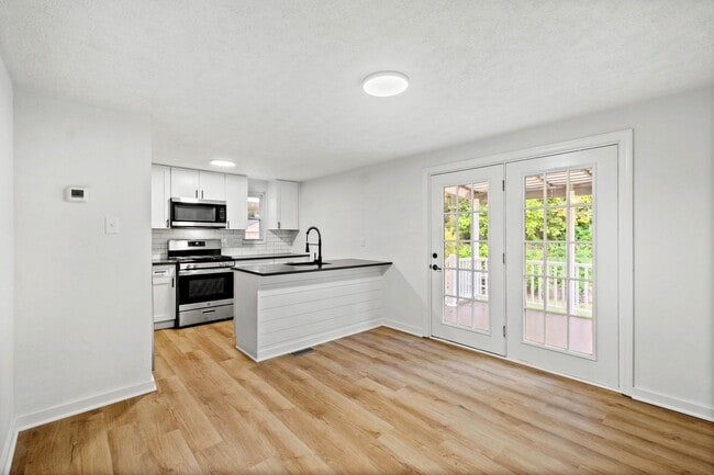 Building Photo - AVAILABLE OCT 1ST!! GORGEOUS 2 BEDROOM HOU...