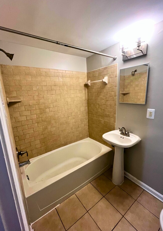 Building Photo - Modern 2-Bedroom Apartment with In-Unit La...