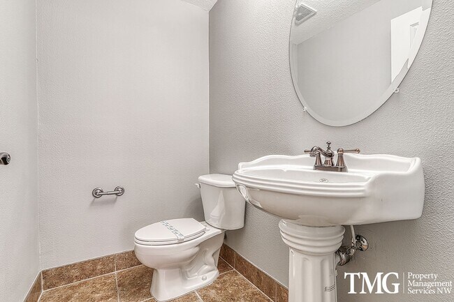Building Photo - Large Pet Friendly 3 bed 2.5 bath home in ...