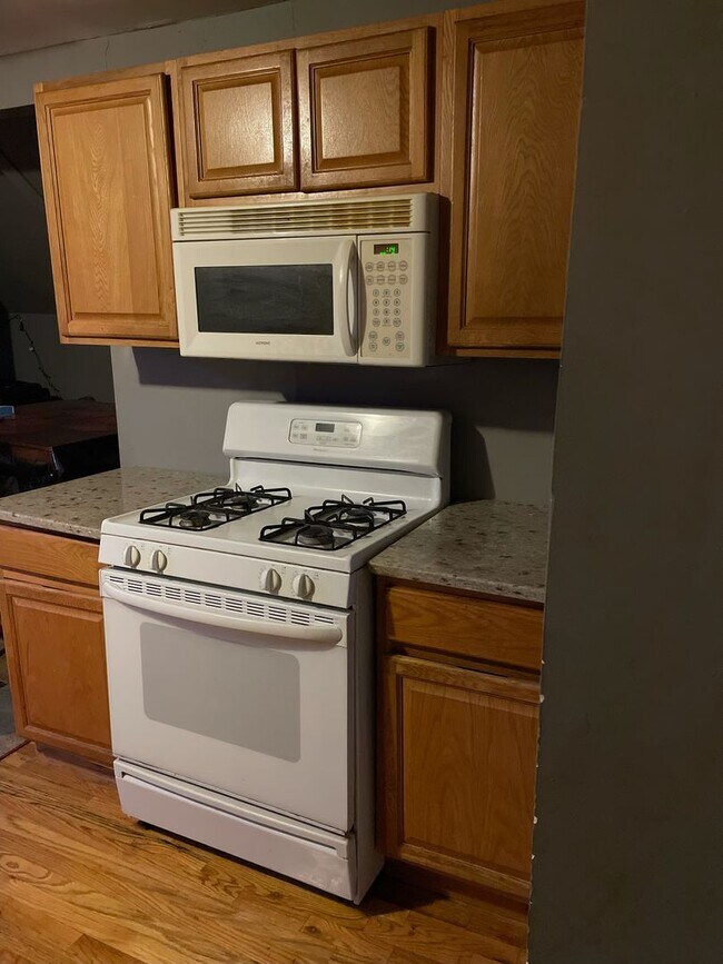 Building Photo - 264 Peck St