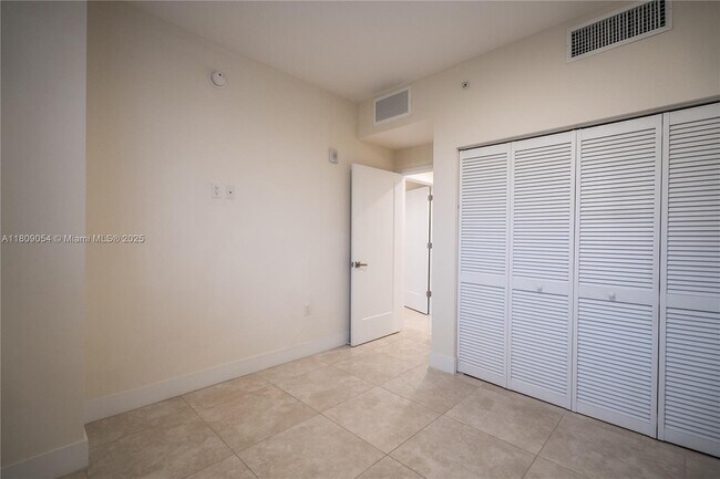 Building Photo - 1091 Galiano St