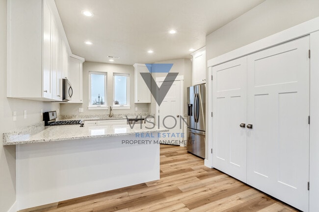 Building Photo - 1098 S High Ridge Dr