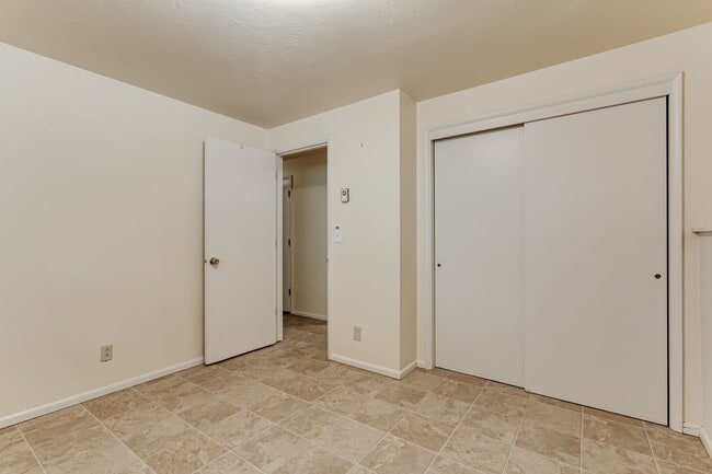Building Photo - Beautiful 5 bedroom house in South Eugene!