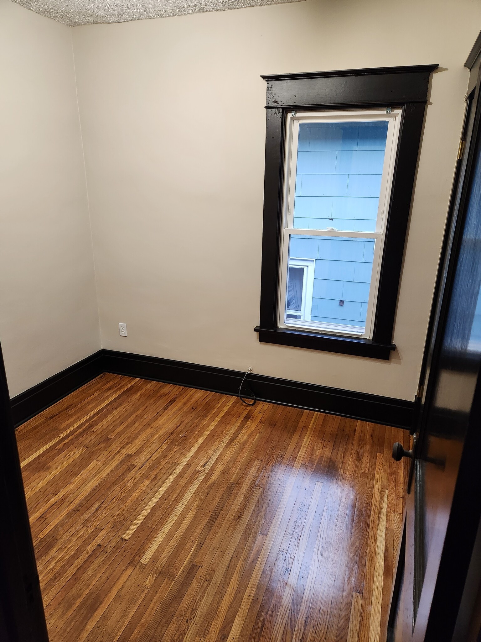 Building Photo - 17 Meriden St