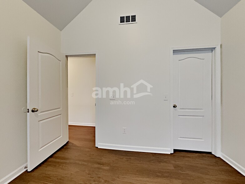 Building Photo - 3199 Arbor Oaks Dr SW