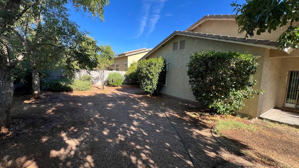Building Photo - 1341 E Strawberry Dr
