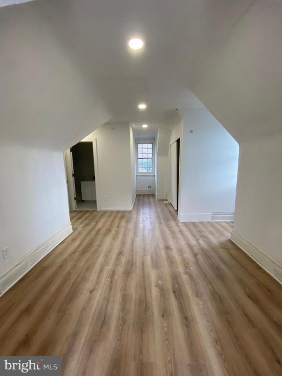 Building Photo - 260 W Johnson St