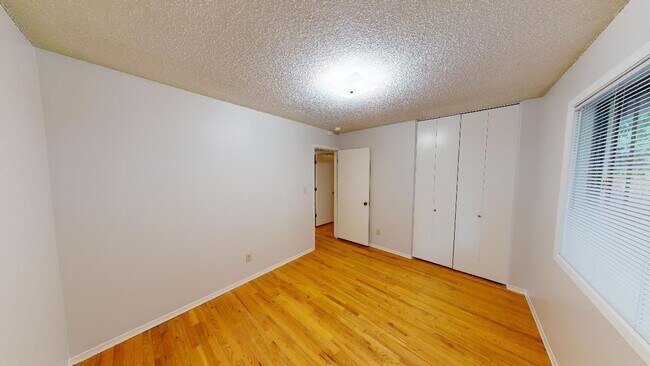 Building Photo - Lake Oswego/ Palisades - Hardwoods, Finished Daylight Basement, Pet Friendly