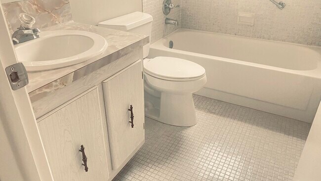 Building Photo - 177 Flanders C