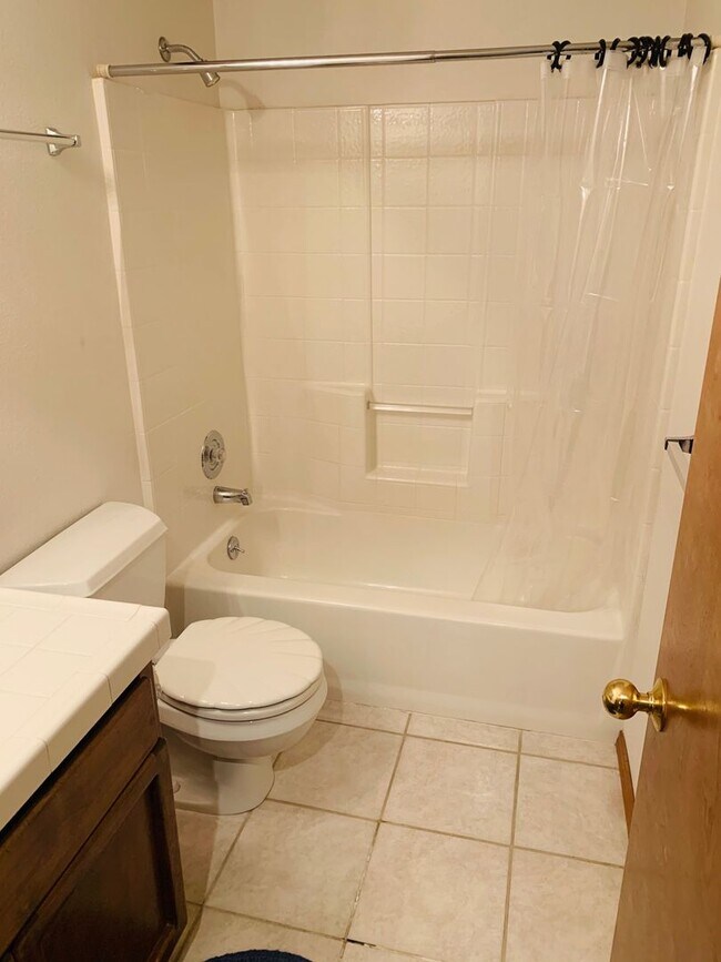 Building Photo - Beautiful Updated Townhome overlooking Mea...