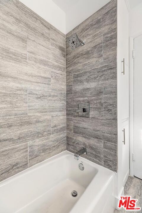 Building Photo - 5022 Clinton St