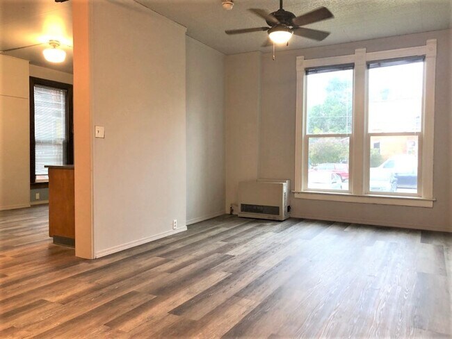 Building Photo - Newly Renovated Studio in the Hip Strip!