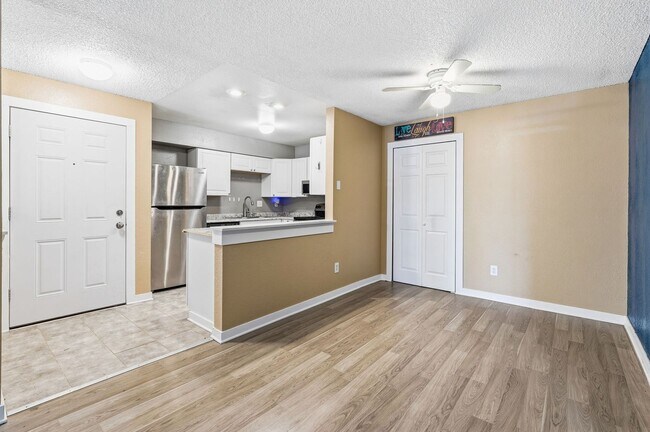 Building Photo - Move in Ready 2bed 2bath in Cherry Creek Schools