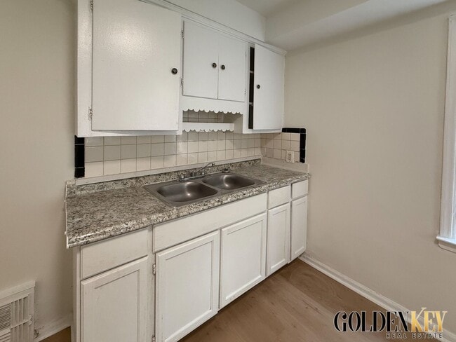 Building Photo - Updated 2 Bed 1 Bath on Detroit's Westside