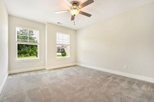 Building Photo - Available now! Spacious & beautiful 3 bedroom townhome!