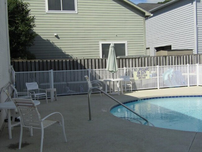 Building Photo - 2202 Perrin Dr