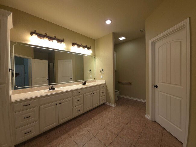 Building Photo - BEAUTIFUL and SPACIOUS 3-bedroom, 2-bathro...