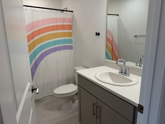 Building Photo - 3 Bedroom 2.5 Bath Townhouse W/1 Car garag...