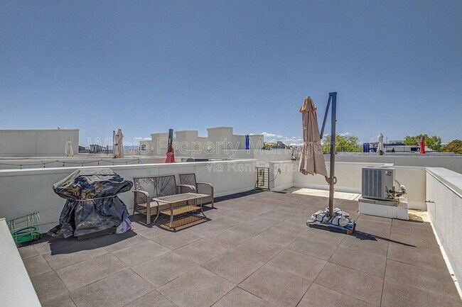 Building Photo - 1753 Julian St