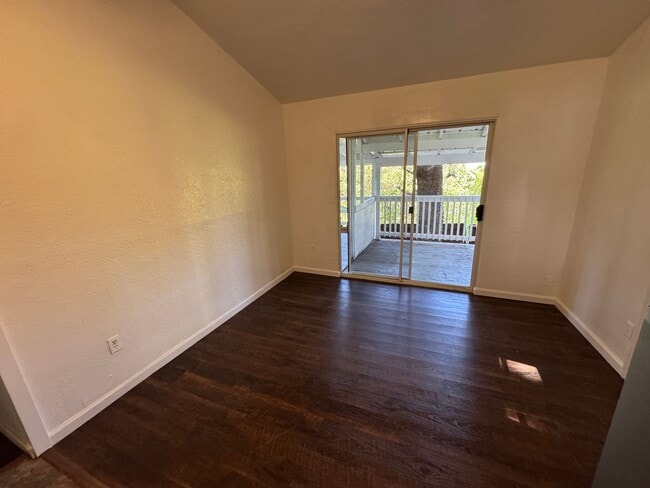 Building Photo - Two Bed One Bath Cottage in Haiku