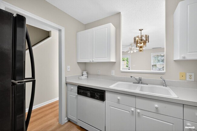 Building Photo - Charming 2BR Townhome in Raleigh Golf Community