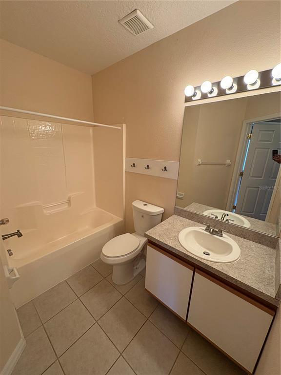 Building Photo - 6413 Hollydale Pl