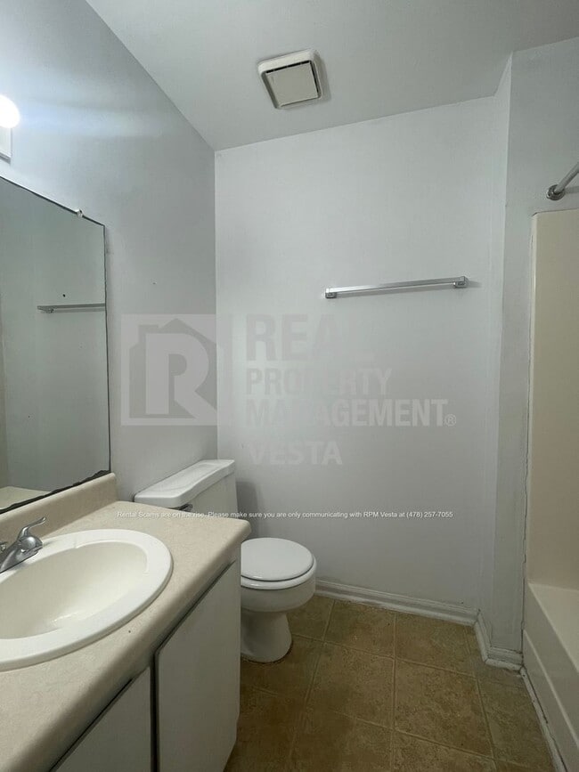 Building Photo - 631 Maplewood Dr