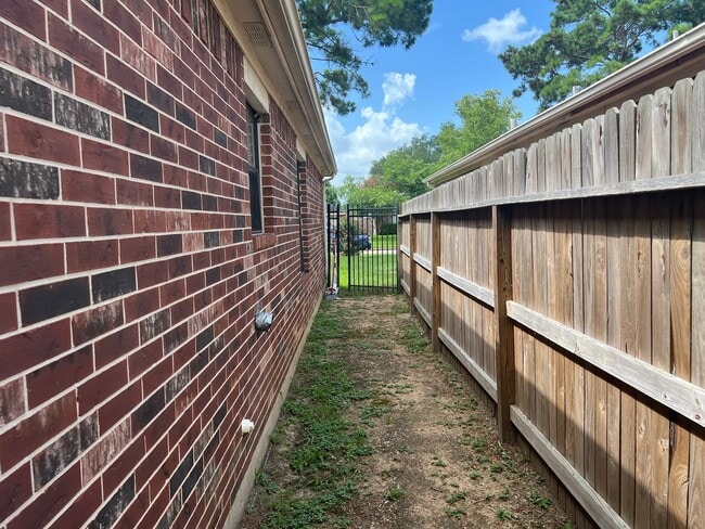 Building Photo - 5618 Village Arbour Dr