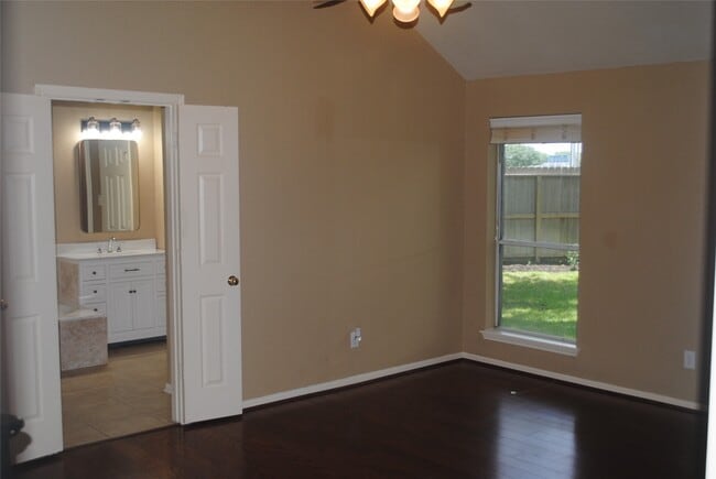 Building Photo - 4606 Russett Ln