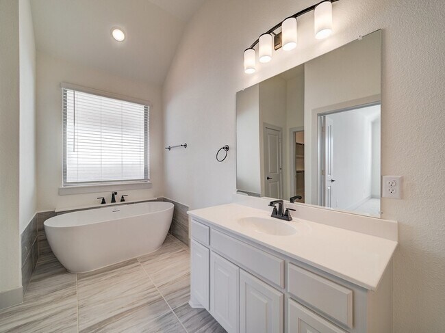 Building Photo - 3401 Riverlawn Dr